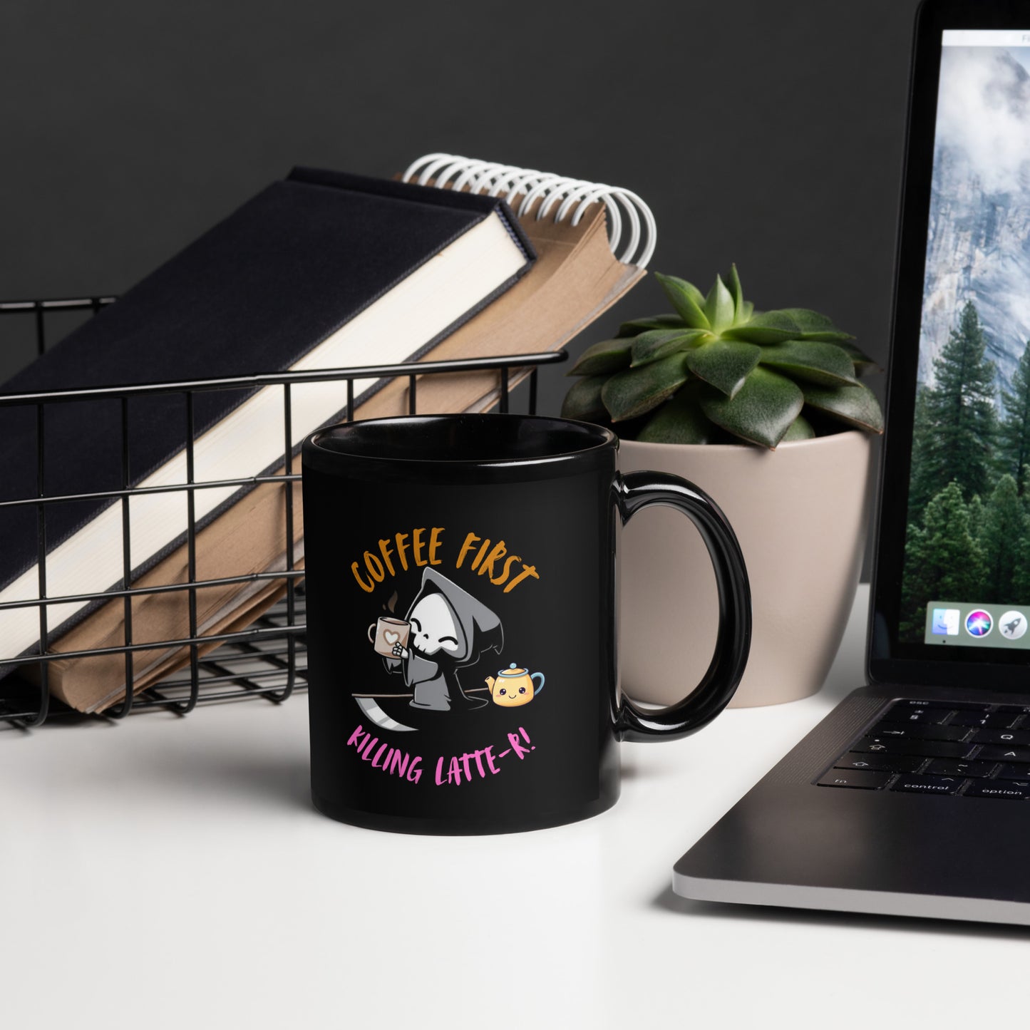 Taza de cerámica negra con diseño de la Muerte estilo cuqui y frase ‘Coffee First, Killing latte…r’. Impresión por sublimación de alta calidad, ideal para amantes del café y el humor oscuro. Coffee First Killing Latte...r! Black Glossy Mug - DarkSongWear