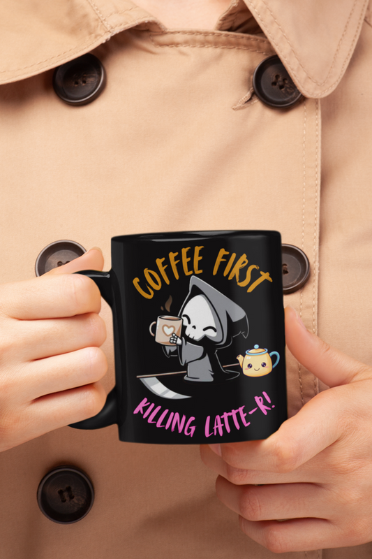 Taza de cerámica negra con diseño de la Muerte estilo cuqui y frase ‘Coffee First, Killing latte…r’. Impresión por sublimación de alta calidad, ideal para amantes del café y el humor oscuroCoffee First Killing Latte...r! Black Glossy Mug - DarkSongWear